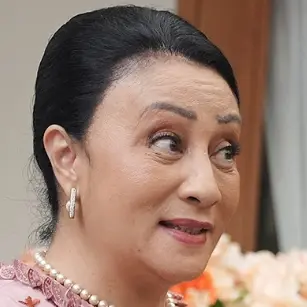 Rinni Ruyono sebagai Mama Hansa Home Sweet Loan