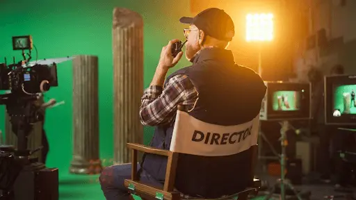 sutradara yang sedang mengarahkan proses produksi film